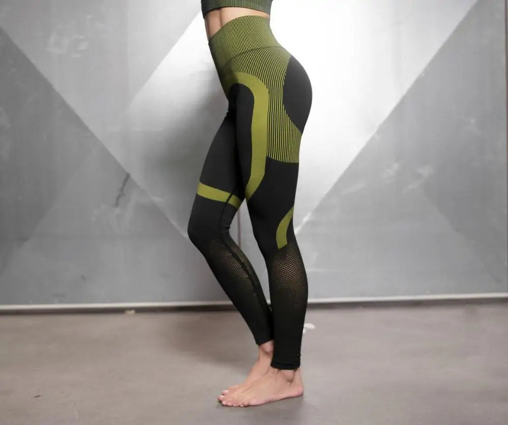 Conjunto Deportivo Fitness de 2 piezas: Leggings Push Up y Sujetador Deportivo con Detalle de Rejilla - High Trend Coture