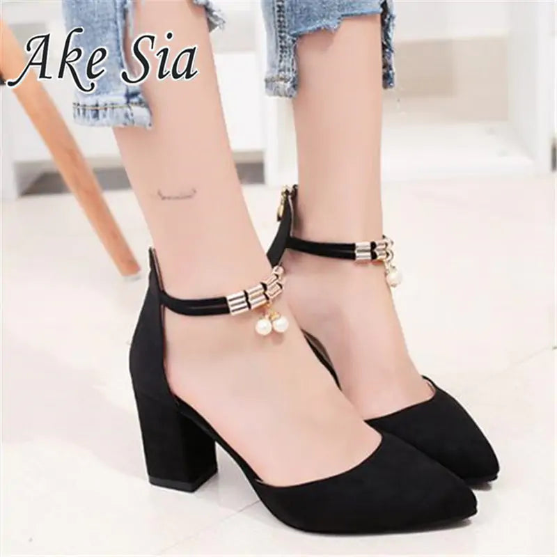Zapatos de Tacón Punta Aterciopelados con Correa y Detalle de Perlas - High Trend Coture