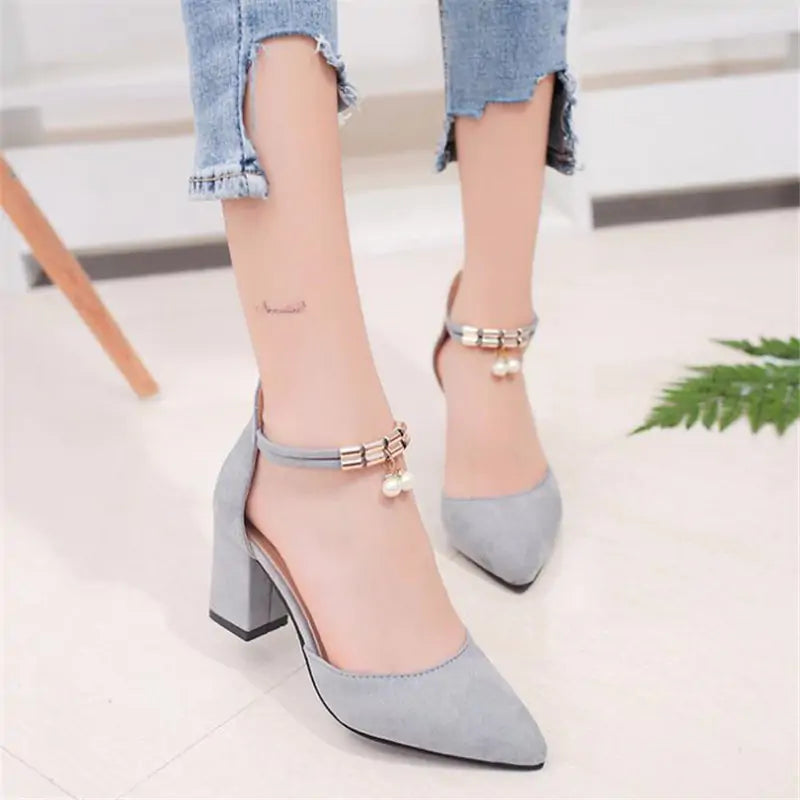 Zapatos de Tacón Punta Aterciopelados con Correa y Detalle de Perlas - High Trend Coture