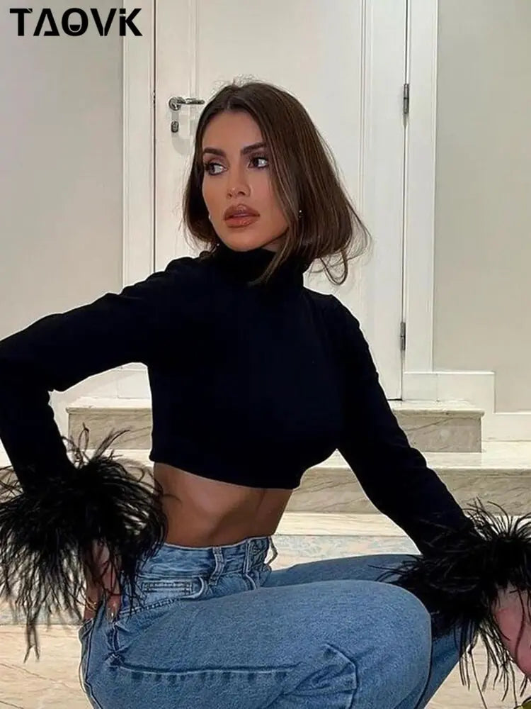 Top Corto de Cuello Alto con Plumas - High Trend Coture