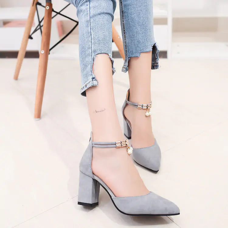 Zapatos de Tacón Punta Aterciopelados con Correa y Detalle de Perlas - High Trend Coture